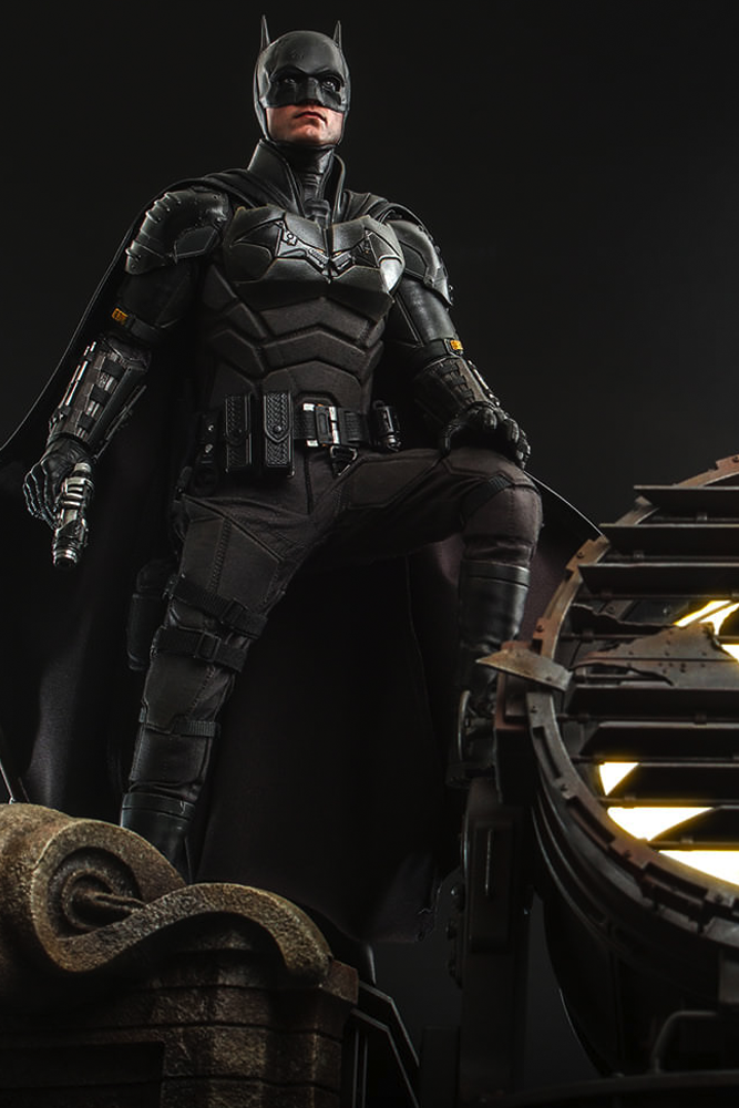 THE BATMAN - BATMAN AND BAT-SIGNAL SIXTH SCALE COLLECTIBLE SET BY HOT ...